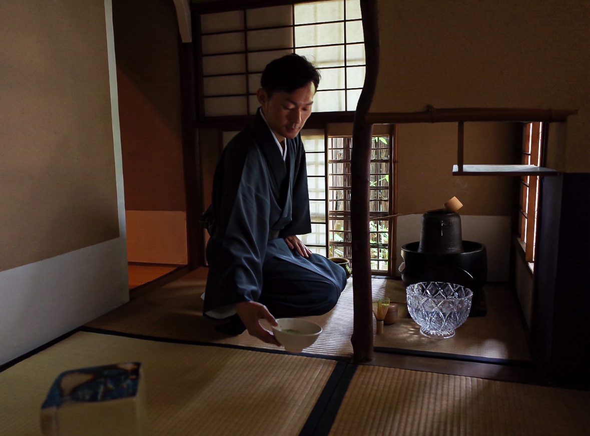 茶室にて点前をする代表取締役 三浦弘之